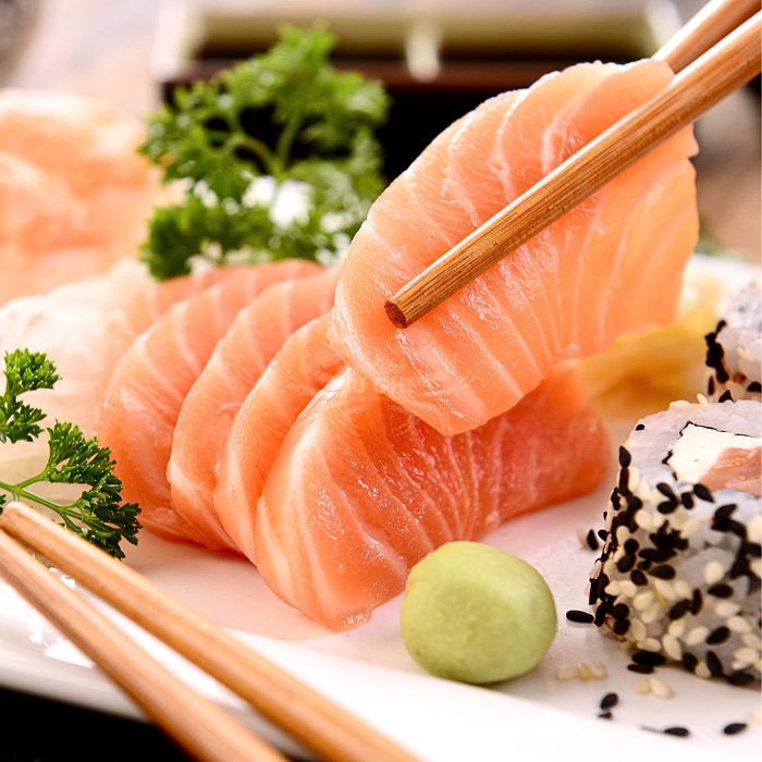 sashimi-từ-thịt-cá-hồi-sống